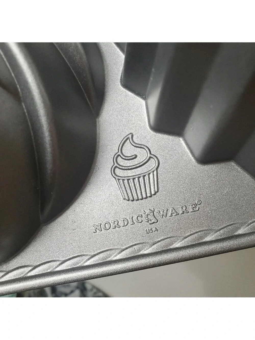 Nordic Ware 3D Cupcake Cake Pan Large Oversized 6 Cups
